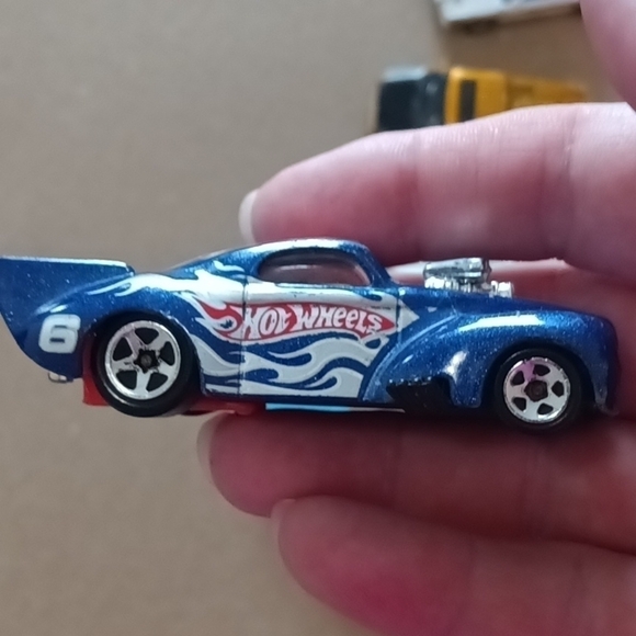 EUC 9 toy vehicles Maisto, Hot Wheels, & Matchbox cars pickups coupes, some VTG - Picture 12 of 15